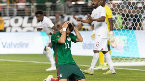 Santiago Giménez lamenta una de las tantas fallas del equipo mexicano.