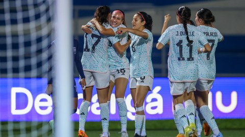 Christina Burkenroad festeja gol con México en la semifinal de los Juegos Centroamericanos y del Caribe.
