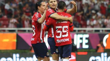 Jugadores de las Chivas celebrando un gol ante Atlético San Luis.
