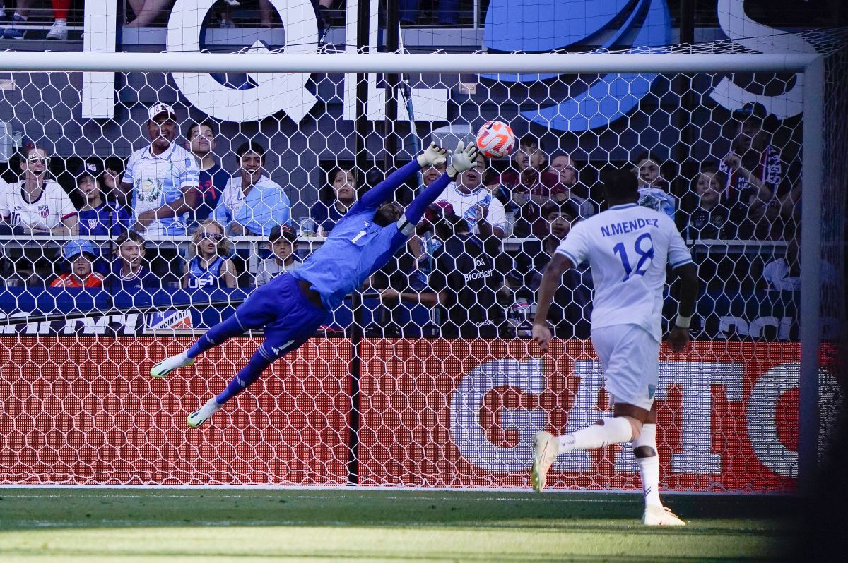 El guardameta Blake, de Jamaica, ataja una posibilidad de gol a Nathaniel Mendez-Laing.