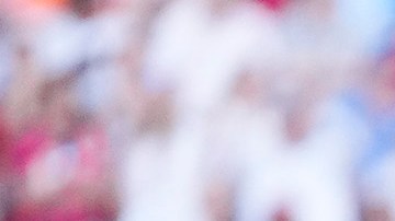 Espinosa (Derecha con el banderín) no pudo terminar el encuentro.