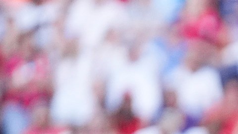 Espinosa (Derecha con el banderín) no pudo terminar el encuentro.