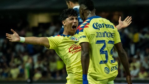 Kevin Álvarez y Julián Quiñones, los nuevos refuerzos de América celebran un gol.