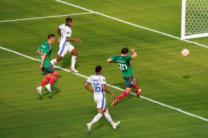 Inglewood, California, Estados Unidos, 16 de julio de 2023. Henry Martín anota gol, durante el partido de la Final de la Copa Oro de la CONCACAF 2023, entre la Selección Nacional de México y la selección de Panamá, celebrado en el SoFi Stadium. Foto: Imago7/ Sebastian Laureano Miranda