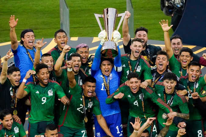 Inglewood, California, Estados Unidos, 16 de julio de 2023. Jugadores de la Selección Nacional de México en festejo con el Trofeo de Campeón, durante el partido de la Final de la Copa Oro de la CONCACAF 2023, entre la Selección Nacional de México y la selección de Panamá, celebrado en el SoFi Stadium. Foto: Imago7/ Sebastian Laureano Miranda