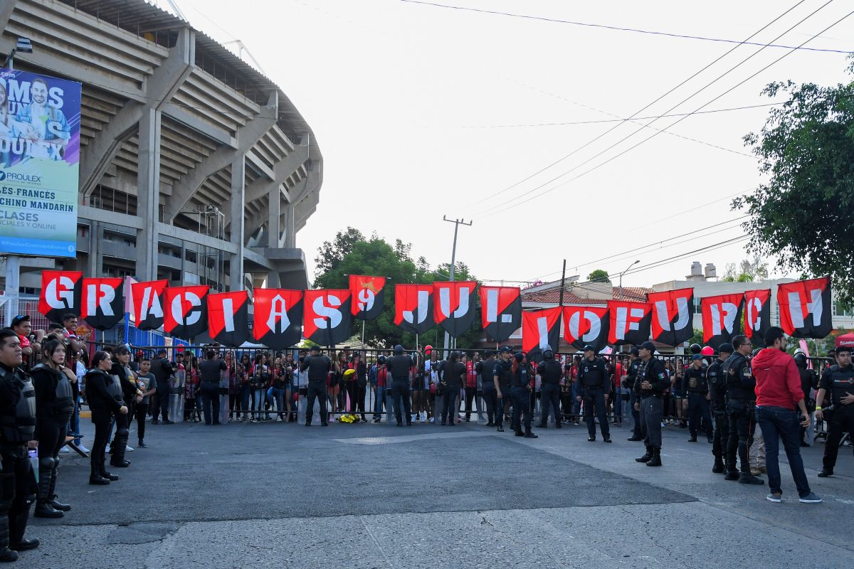 La afición del Atlas sostiene los carteles que forman el mensaje de agradecimiento hacia el jugador. Foto: Imago 7.