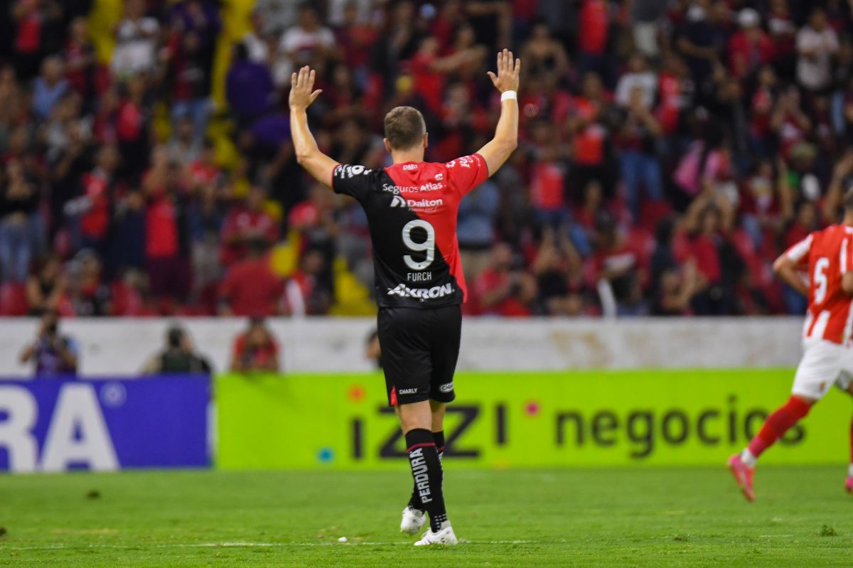 Julio Furch agradece al público en su partido de despedida.