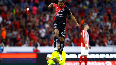 Eduardo Aguirre celebra el gol del empate momentáneo.