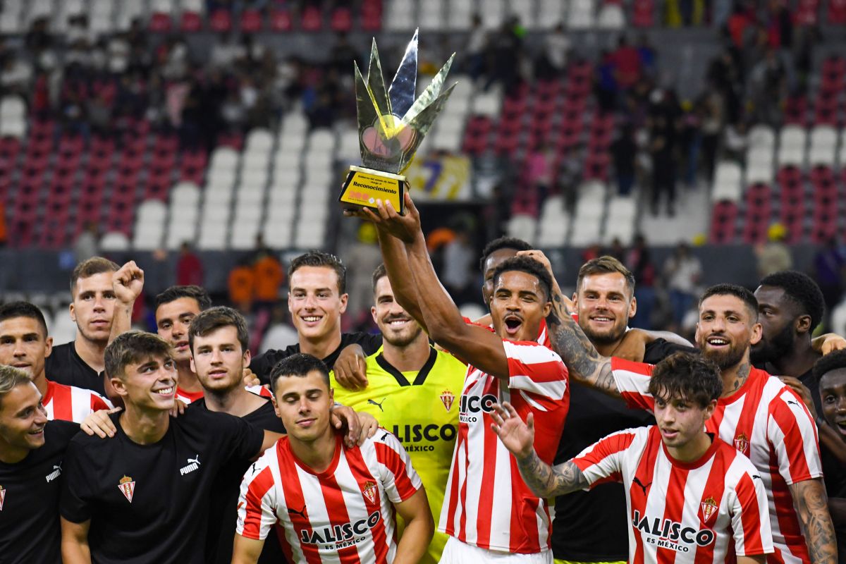 Los jugadores del Sporting  de Gijón celebran su victoria. Foto: Imago 7.