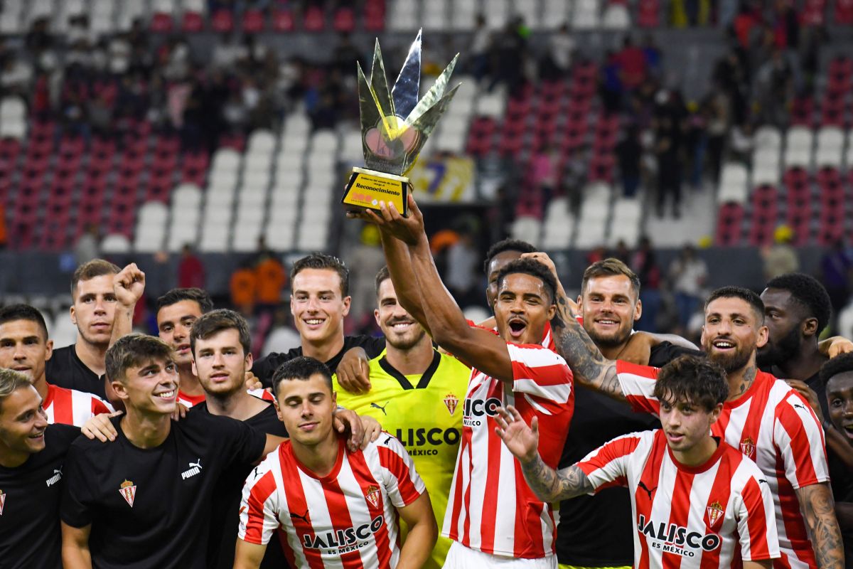 Los jugadores del Sporting de Gijón celebran su victoria. Foto: Imago 7.