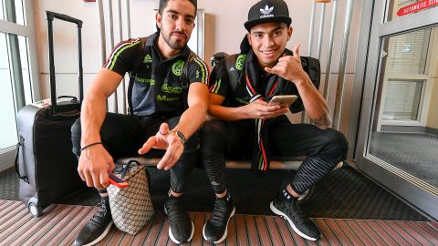 Rodolfo Pizarro (i) y Orbelín Pineda (d) durante una concentración con la selección de México.