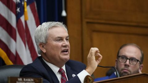 James Comer está empecinado en descubrir porque la familia Biden recibió dinero de compañías rusas