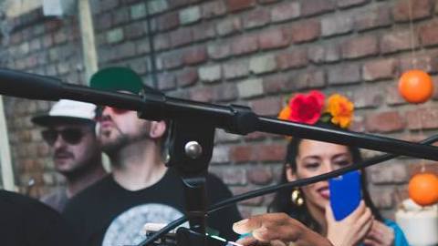 Julio Morones, un tecladista en busca de ayuda de la comunidad. (Cortesía Subsuelo Sundays/Farahsosa)