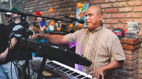 Julio Morones, un tecladista en busca de ayuda de la comunidad. (Cortesía Subsuelo Sundays/Farahsosa)