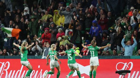 Katie McCabe celebra su gol olímpico junto a sus compañeras de Irlanda.