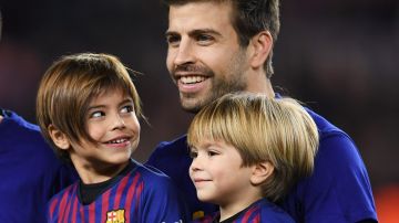 Gerard Piqué y sus hijos Milan y Sasha en un juego del F.C Barcelona.