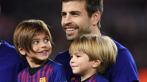 Gerard Piqué y sus hijos Milan y Sasha en un juego del F.C Barcelona.