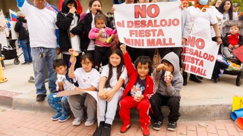 Comerciantes del Fiesta Mini Mall en el sur centro de Los Ángeles no quieres ser desalojados. (Cortesía)