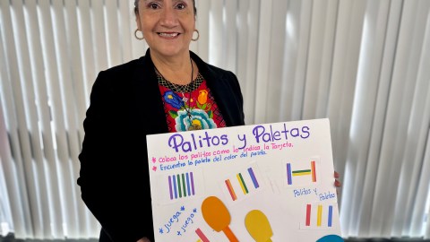 Teresa Leticia Aguilar Chagoya crea juegos para adultos mayores. (Araceli Martínez/La Opinión)