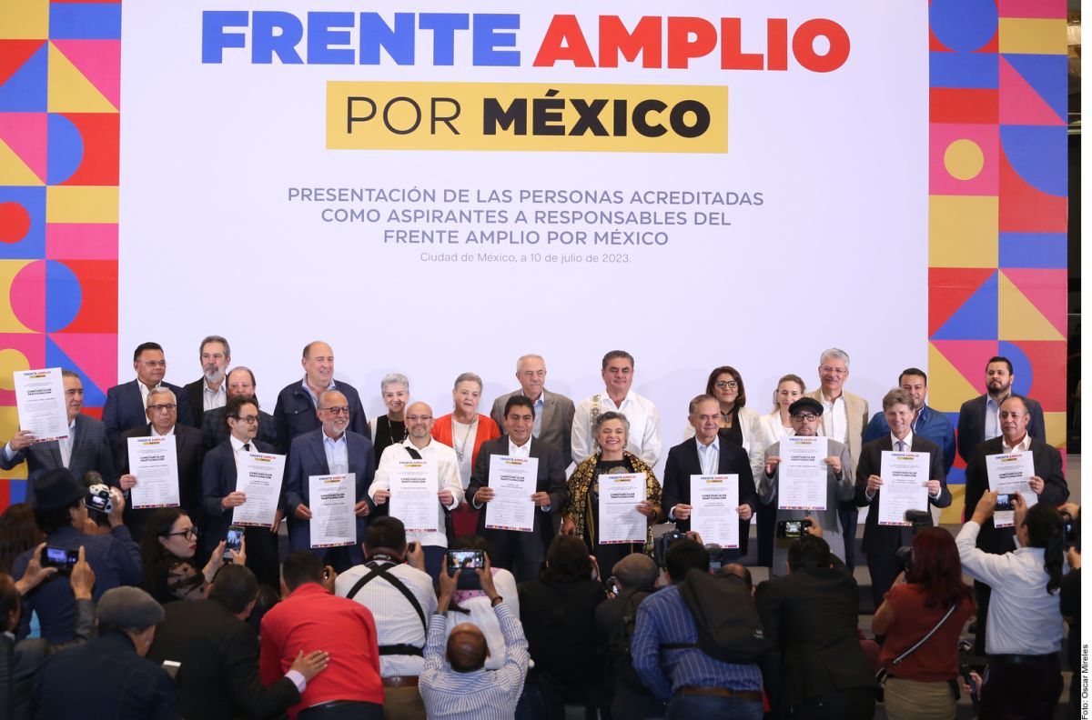 Political parties opposed to AMLO register an alliance with the INE and select 13 candidates for the presidency of Mexico