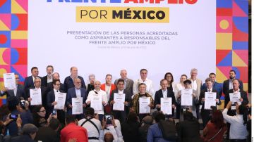 Partidos políticos opositores a AMLO registran alianza ante el INE y seleccionan a 13 aspirantes por la presidencia de México