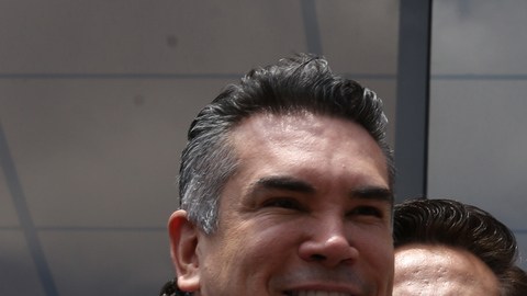 Partidos políticos opositores a AMLO registran alianza ante el INE y seleccionan a 13 aspirantes por la presidencia de México