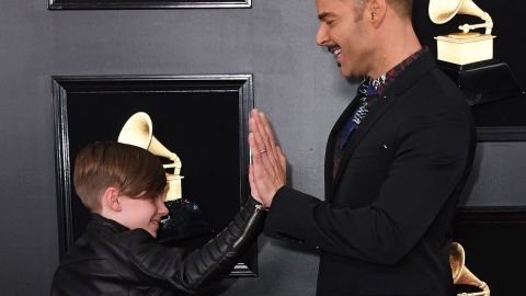 Ricky Martin y uno de sus gemelos en Latin Grammy 2017.