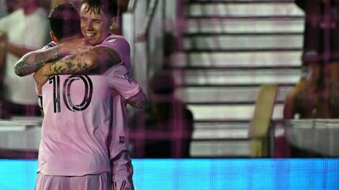 Robert Taylor y Lionel Messi celebran un gol del Inter Miami.