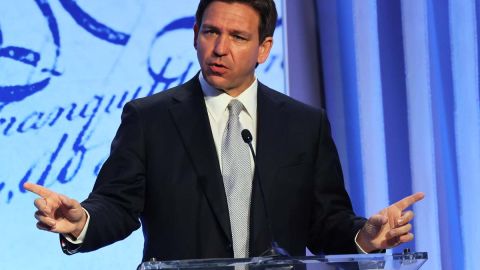 Ron DeSantis cierra filas ante la presión de las autoridades por tratar de exhibir a Donald Trump