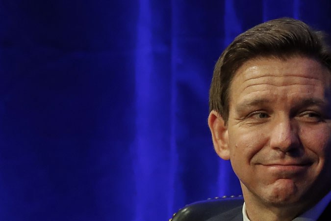 Ron DeSantis está tratando de relanzar su campaña debido a que las encuestas no lo respaldan al nivel de Donald Trump.