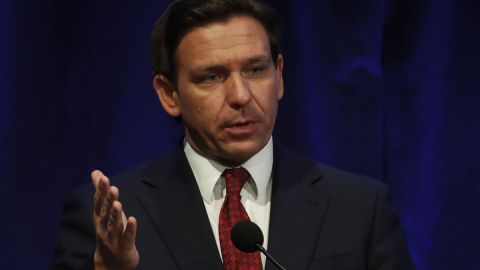 Ron DeSantis debe mostrarles a sus donantes de fondos que puede remontar en las encuestas pues algunos ya lo están abandonando