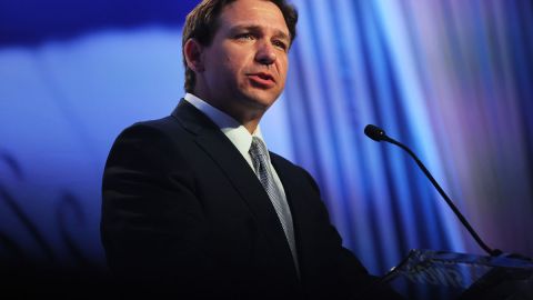 Ron DeSantis está tratando de darle un giro a su campaña