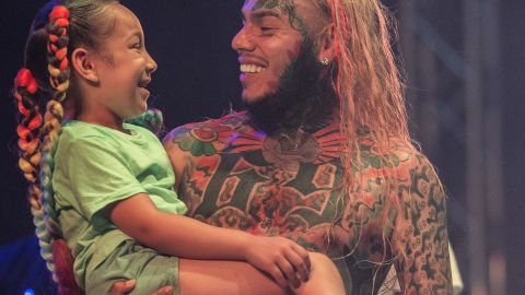 Saraiyah Hernández y su papá Tekashi 6ix9ine en un concierto del también rapero Lil Wayne en 2021.