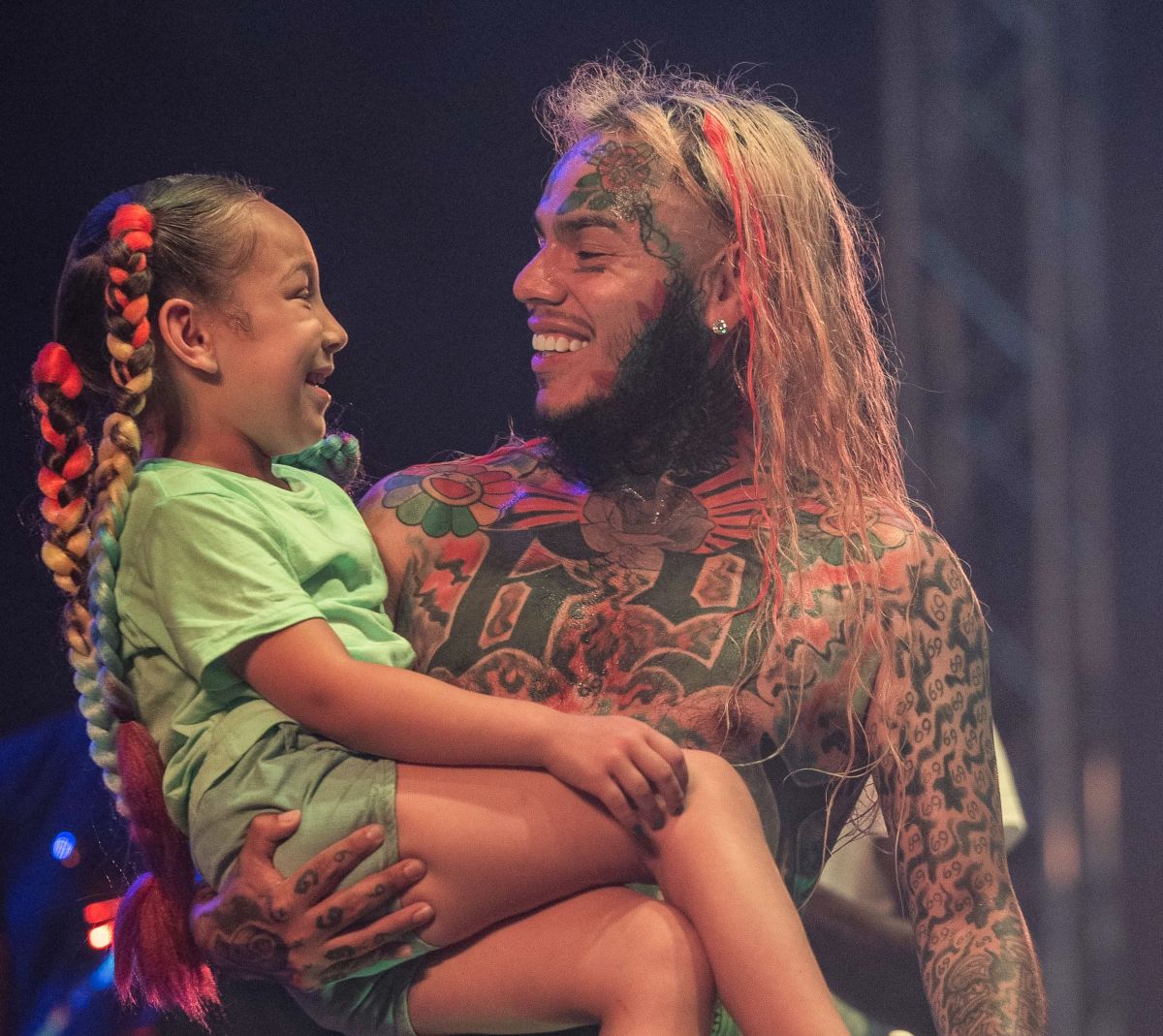 Saraiyah Hernández y su papá Tekashi 6ix9ine en un concierto del también rapero Lil Wayne en 2021.
