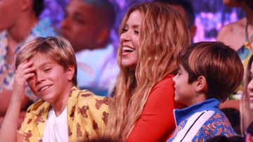 Shakira junto a Milan y Sasha en Premios Juventud 2023.