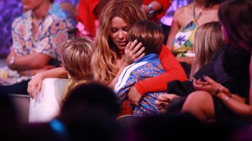 Shakira junto a Milan y Sasha en Premios Juventud 2023.