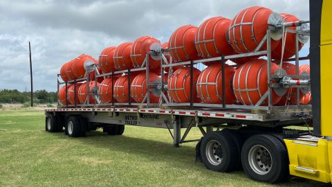 Las boyas estaban siendo cargadas desde camiones el viernes para ser instaladas en el Río Grande.