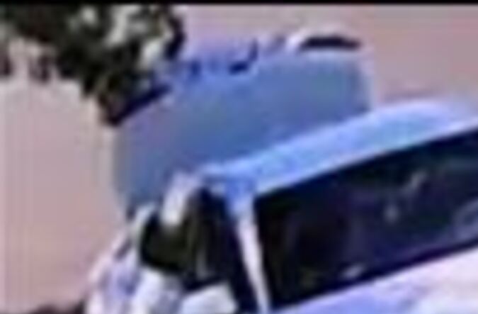 El joven hispano pudiera conducir un Toyota Camry blanco de modelo reciente.