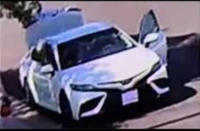El joven hispano pudiera conducir un Toyota Camry blanco de modelo reciente.