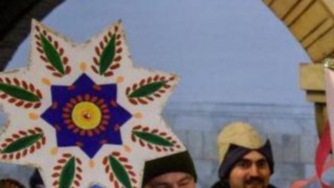 Muchos ucranianos celebraron la Navidad pasada en refugios en medio de continuos ataques rusos.