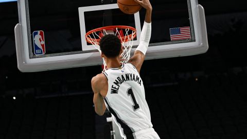 Victor Wembanyama ya entrena con los colores de los San Antonio Spurs.
