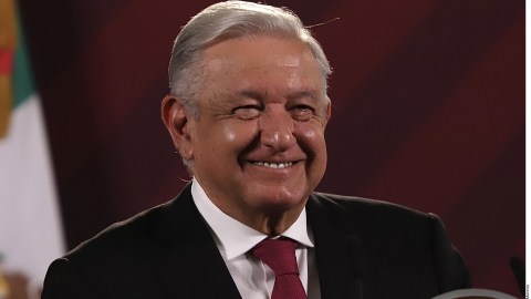 AMLO responde con canción a la aspirante presidencial, Xóchitl Gálvez, quien lo denunció por “violencia de género”