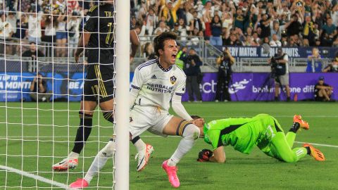 Riqui Puig, del Galaxy celebra tras anotar el 2-1 para su equipo.