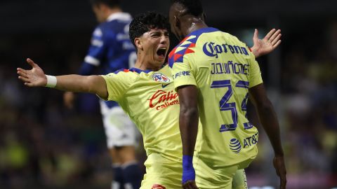 Kevin Alvarez (i) y Julián Quiñones del América celebran un gol contra Puebla.