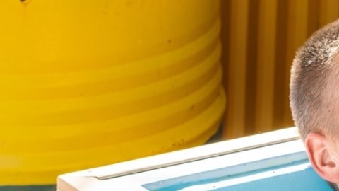 Qué pasa en tu cuerpo cuando te sumerges en agua con hielo, según un médico internista