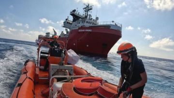 El Ocean Viking recibió una llamada de socorro a través de un teléfono de asistencia para migrantes.