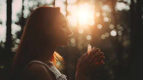 Los cuarzos pueden ayudarte a controlar emociones como el estrés y la ansiedad.