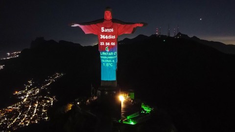 El Cristo Redentor proyecta el Reloj Climático que señala el tiempo que queda para poder detener el calentamiento global.