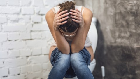 Evacuar cada tres días es perjudicial para tu cerebro: qué debes saber