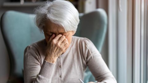Tratamiento de la pérdida auditiva reduce el riesgo de sufrir demencia: estudio
